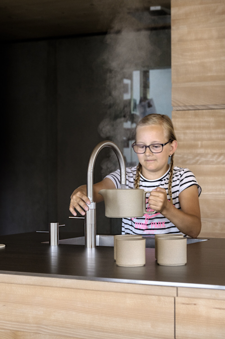 1287 fusion round RVS boiling girl teapot portrait